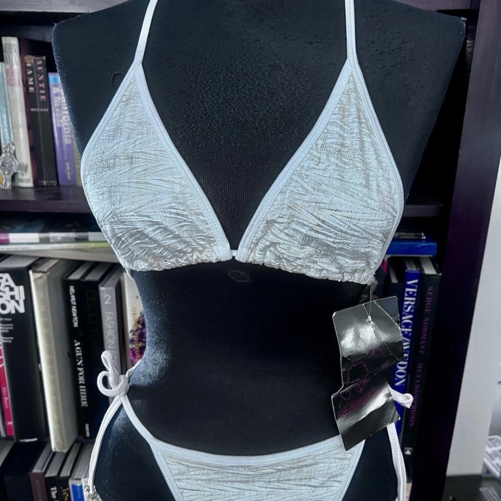 D'Amore By Marceau White W/ Gold Threading Bikini
Bikini Set